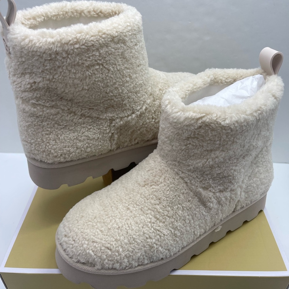 Michael Kors WINNIE BOOTIE W10
FAUX CURLY SHEARLING
49F5WNFE5D Natural 
Sherpa - Picture 8 of 16